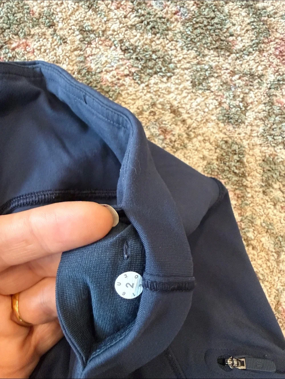 Lululemon navy  Leggings with Reflective Trim size 2(28”) has zipped pockets